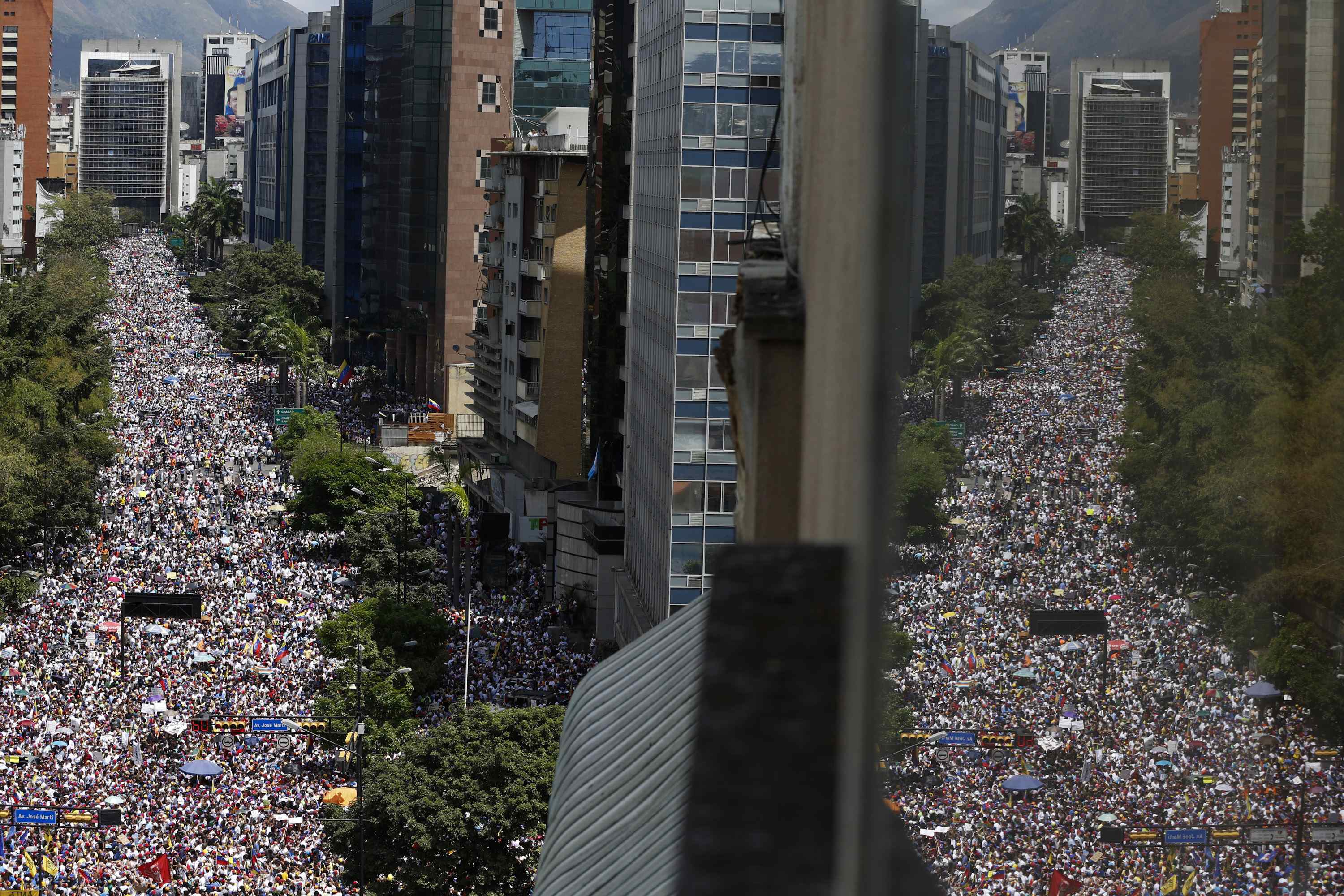 Miles de caraqueños se manifestaron por la paz (Fotos)