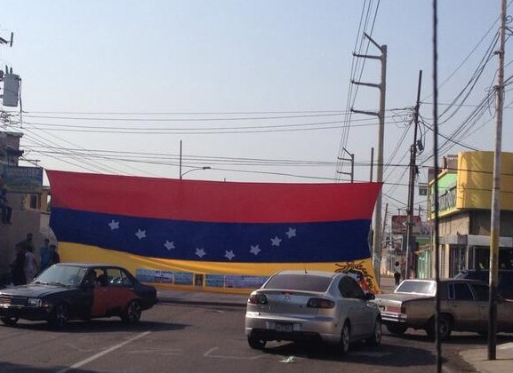 Entre protestas y barricadas amaneció Maracaibo este 5M (Fotos)