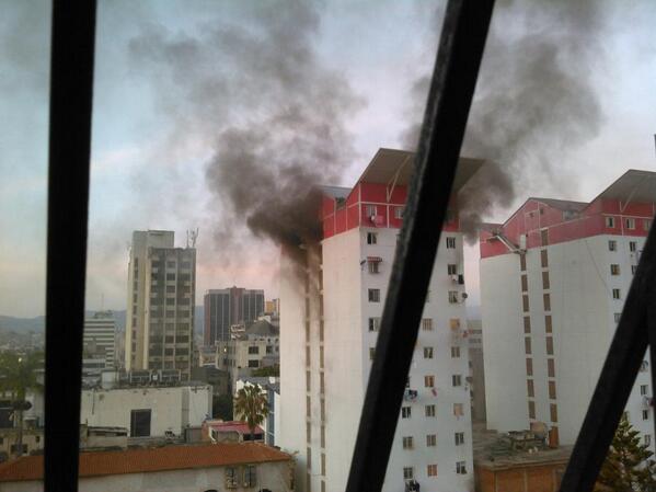 Incendio en edificio de Misión Vivienda en el centro de Caracas  (Foto)