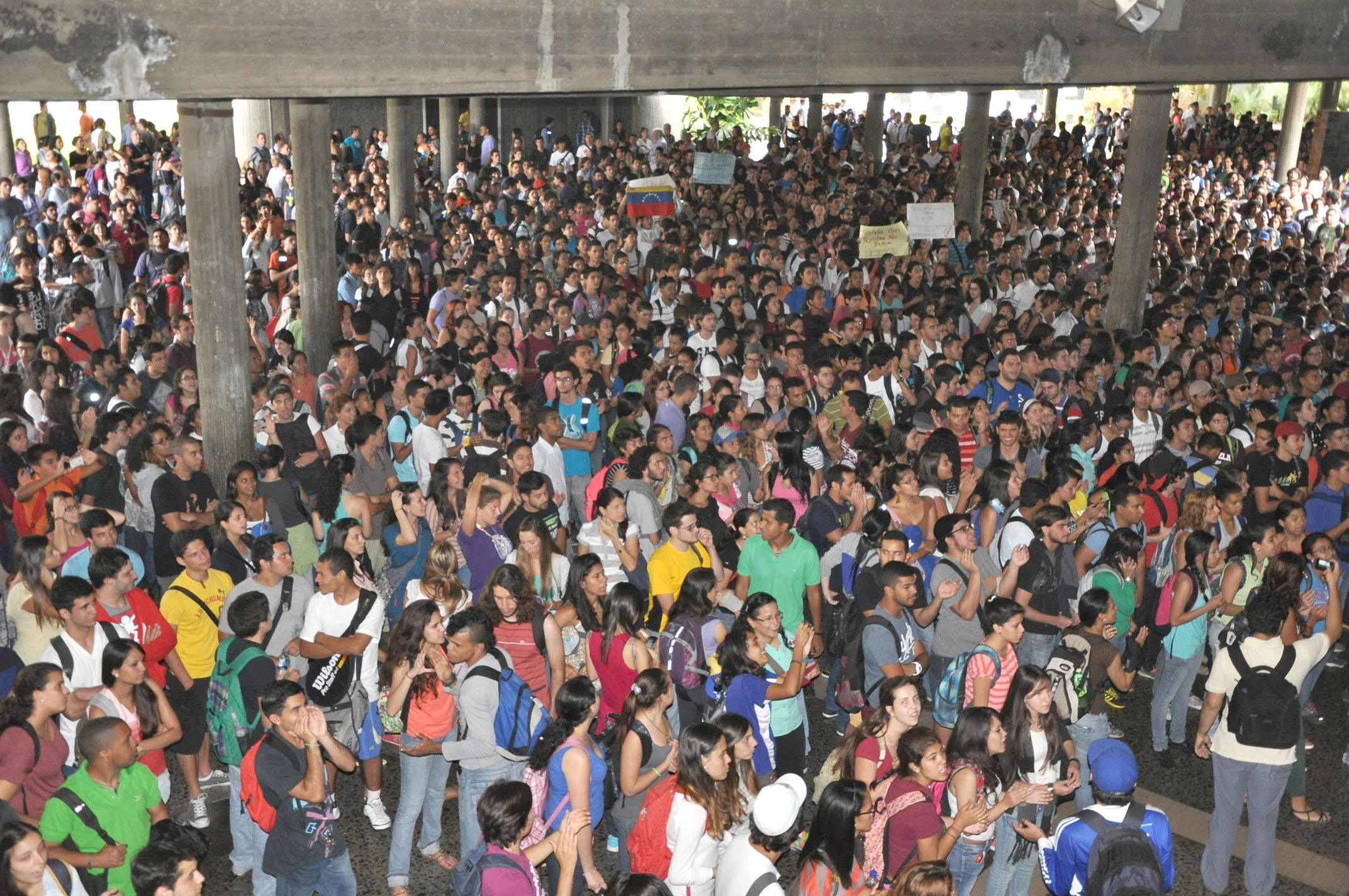 Estudiantes se concentraron en el Rectorado de la UCV en defensa de la autonomía (Fotos)