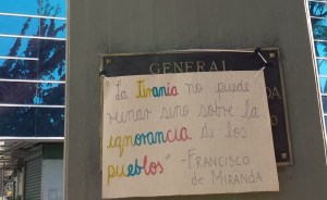 Estatuas de Caracas amanecieron con frases célebres este sábado (Fotos)
