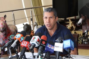 Henri Falcón exhorta al Gobierno a tomar acciones para salir de la crisis