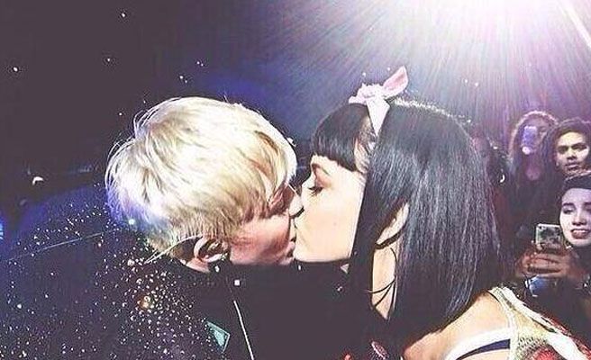 Continúa la batalla entre Katy Perry y Miley Cyrus después del apasionado beso