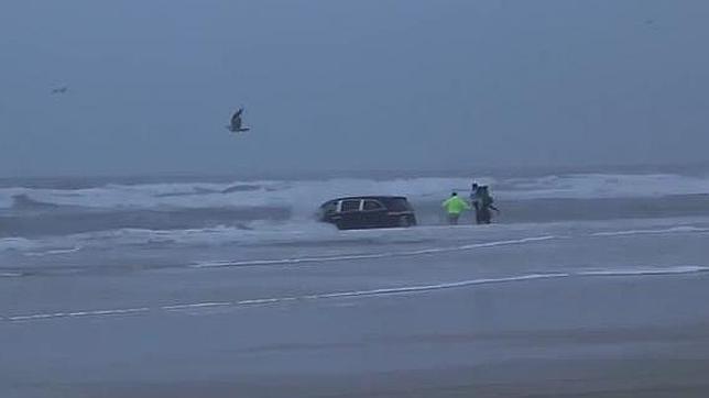 Mujer embarazada se metió con su carro y sus tres hijos en el mar (Video)