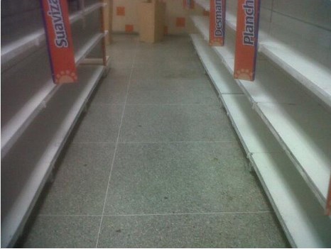 Estos son los anaqueles de un supermercado en La Candelaria (Foto)
