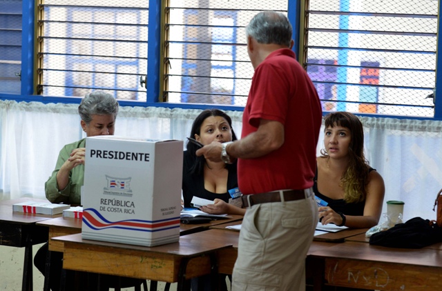 Costa Rica vive jornada electoral en calma y con llamados a evitar abstención