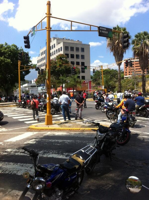 Cerrada la avenida principal de El Hatillo por motorizados (Fotos)