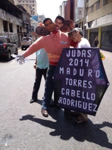 Quemaron un Judas de cuatro cabezas en La Candelaria (Fotos y testamento)
