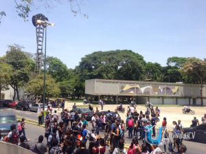 Estudiantes protestan frente a la Plaza del Rectorado de la UCV (Fotos)