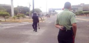 Situación tensa tras enfrentamiento entre polícias y encapuchados en la Urbe (Fotos)