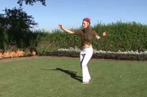 Ella danza semidesnuda cubierta con miles de abejas (Videos)