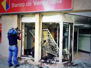 Vándalos causan destrozos en el Banco Venezuela de Los Palos Grandes (Fotos)