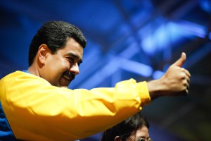 Maduro regala carros a medallistas de Juegos Suramericanos de Playa