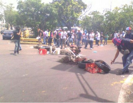 Estudiantes de Maturín colocan barricadas este #15M (Foto)
