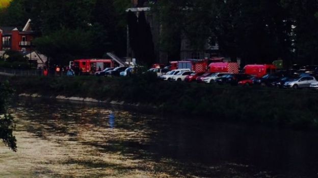 Dos bomberos belgas mueren por intentar salvar a un cisne