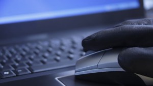 Descubren grupo cibermercenarios árabes que roban archivos privados