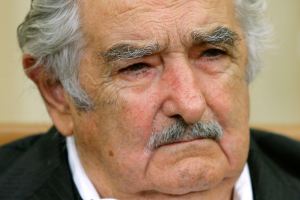 Mujica: La Fifa no le perdona a Suárez que venga de abajo