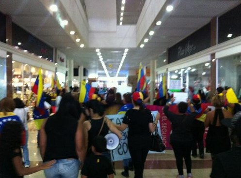 En silencio, vestidas de negro y con pancartas madres protestan en centro comercial (Foto)