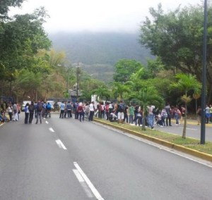 Usemistas protestan en el puente de Mariches #13M (Fotos)