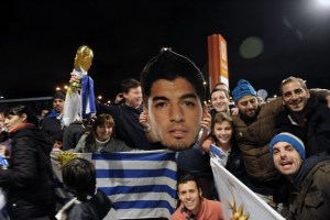 Suárez llegó en la madrugada a Uruguay junto a su familia (Fotos)