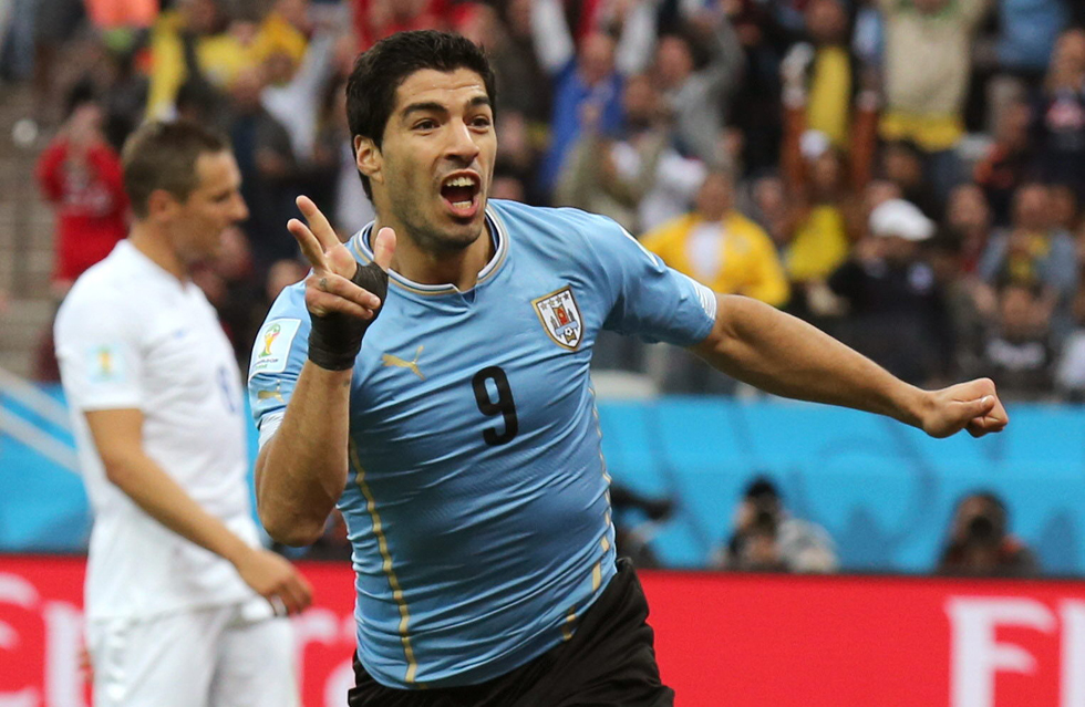 GRUPO D: Un bestial Luis Suárez mete en la pelea a Uruguay