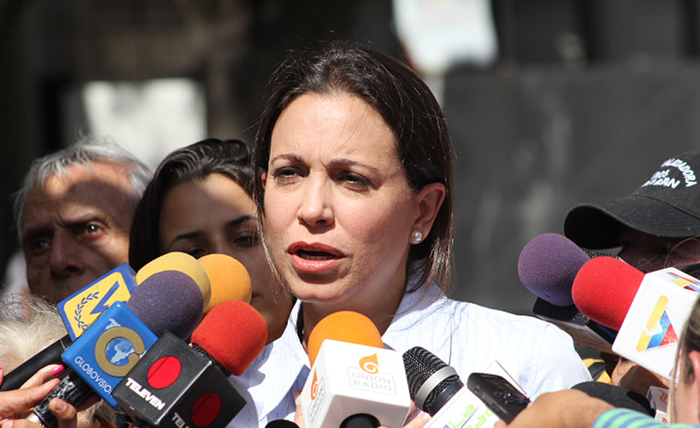 María Corina: Captahuellas busca transferir culpa de la escasez al consumidor