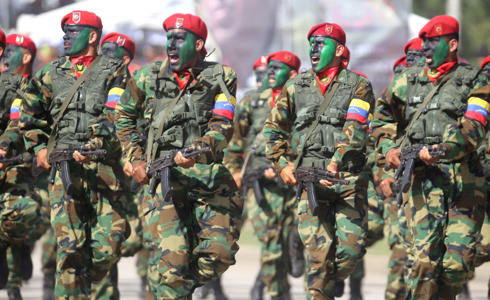 Dos generales calificaron de extraño que la Fuerza Armada venezolana no identifique al avión de EEUU