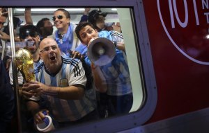 “Guerra” de fanáticos de Argentina y Suiza (Fotos)
