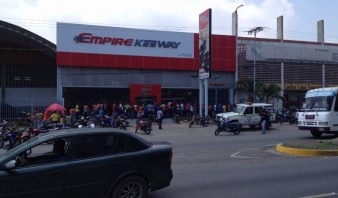 Motorizados protestaron frente a distribuidora de motos