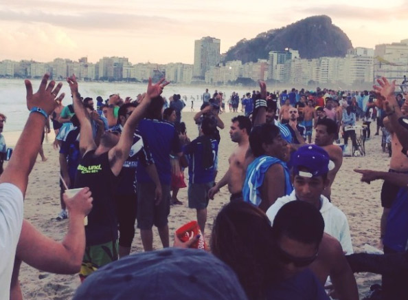 La playa de Copacabana se vistió de celeste y blanco #MundialBrasil2014 (Video)