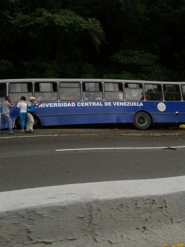 Autobús de la UCV se encunetó en la ARC (Fotos)