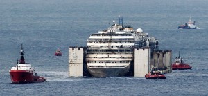 El “Costa Concordia” llega al puerto italiano de Génova antes de ser desguazado (Fotos)