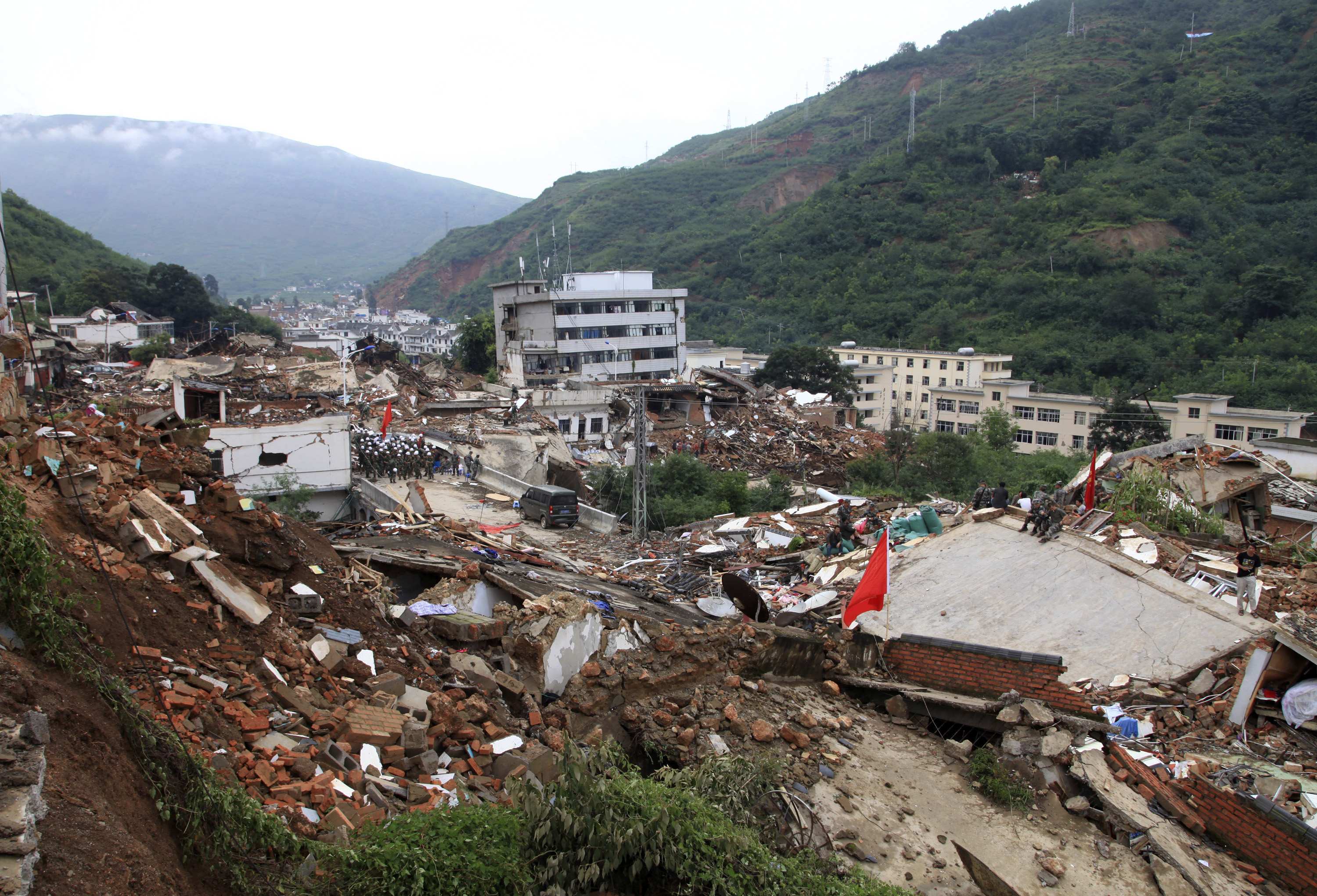 Muertos por sismo en China suben a 398