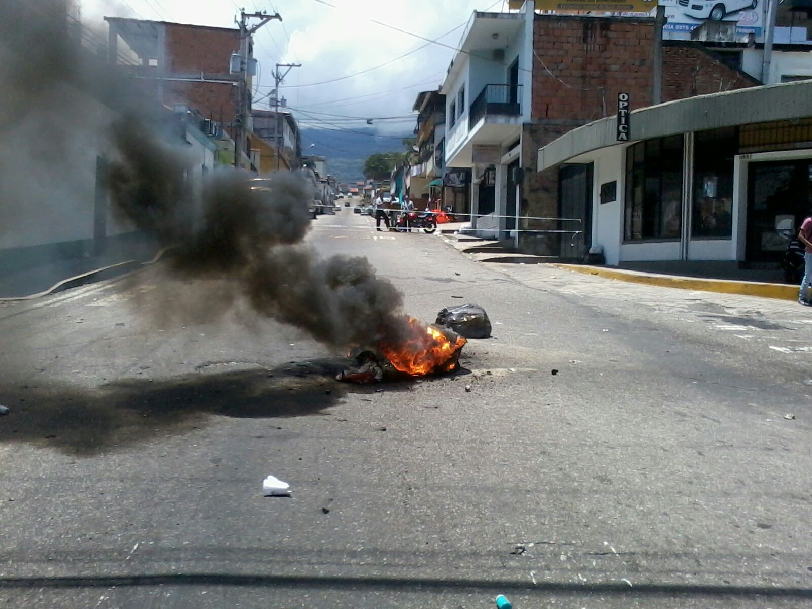 Comienzan protestas en Táchira ante aumento de la gasolina (Fotos)