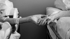 Una pareja de ancianos decidió morir tomada de la mano (Fotos)