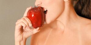 Expertos afirman que la manzana mejora la vida sexual de la mujer