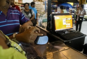 Captahuellas llevan tres mil bloqueados en supermercados de Maracaibo
