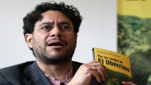Cepeda acusa a Uribe de otorgar licencias aeronáuticas a Pablo Escobar