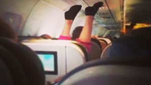 Exponen a los peores pasajeros de avión en las redes sociales (FOTOS)