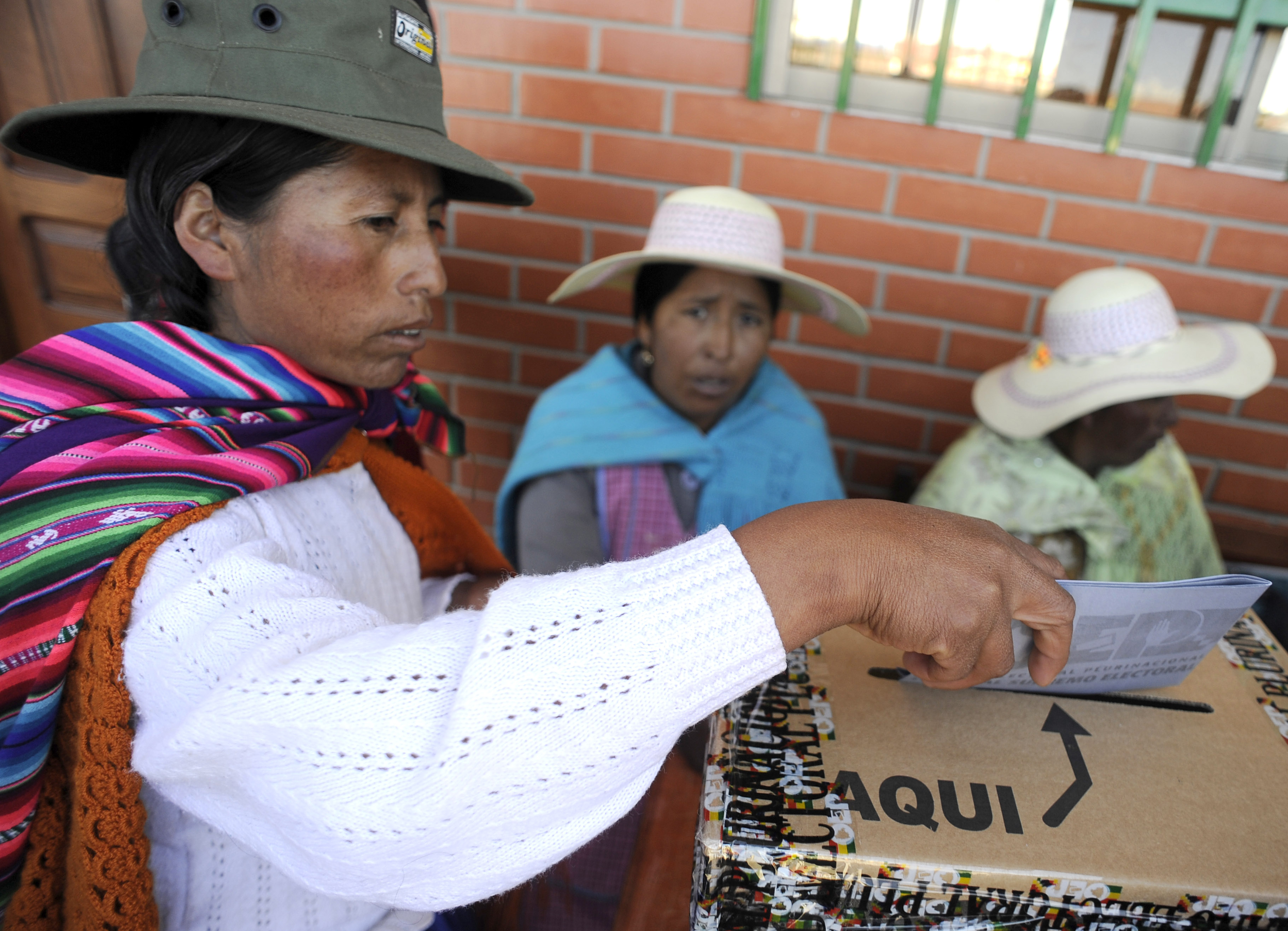 Papeletas erróneas, falsos votantes y calles sin autos en comicios de Bolivia