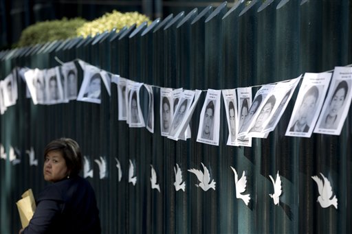 Gobernador mexicano acuerda reforzar su apoyo a familias de los 43 desaparecidos