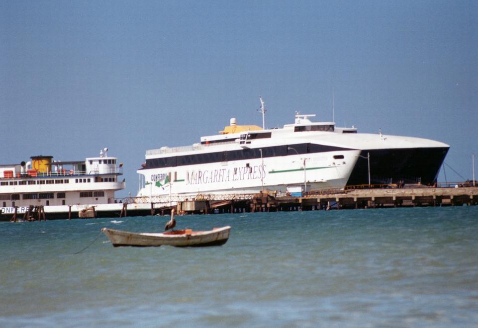 Dos buques y una gabarra para descongestionar terminal de ferrys