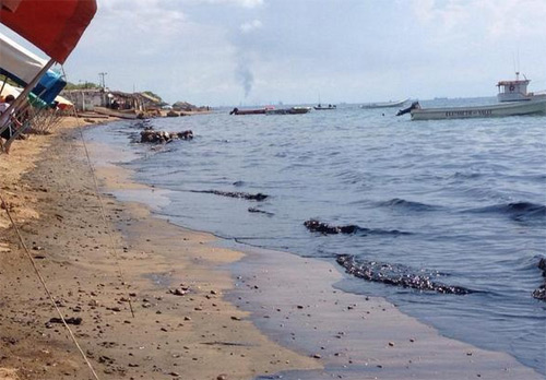 Denuncian supuesto derrame de petróleo en bahía de Amuay