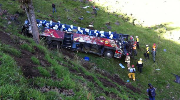 Al menos 15 muertos deja accidente de bus en Ecuador