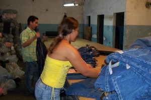 A media máquina trabajan fábricas de pantalones en Ureña