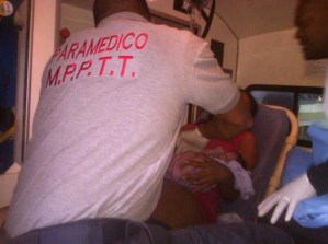 Nació una bebé dentro de la ambulancia en la entrada del túnel de La Planicie (Fotos)