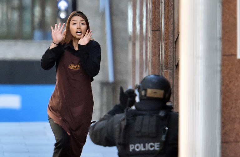 Momento en que los rehenes logran escapar de la cafetería tomada en Sidney (Fotos y Video)