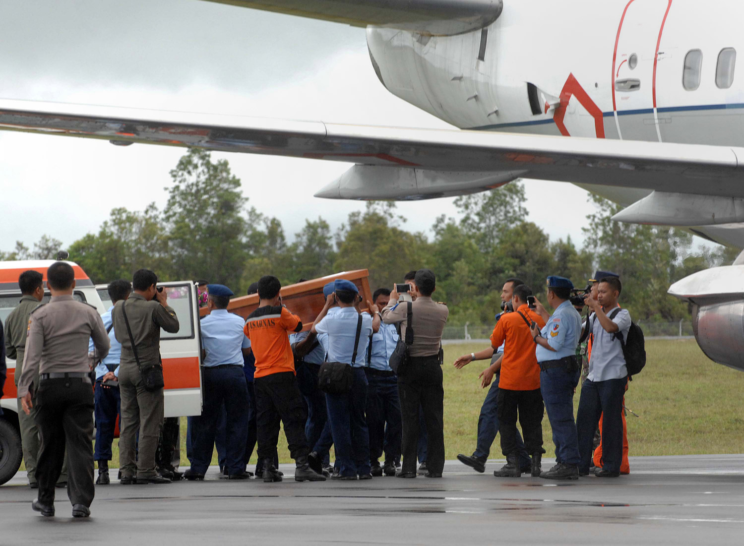 Ninguno de los cuerpos recuperados del AirAsia llevaba chaleco salvavidas, según funcionario
