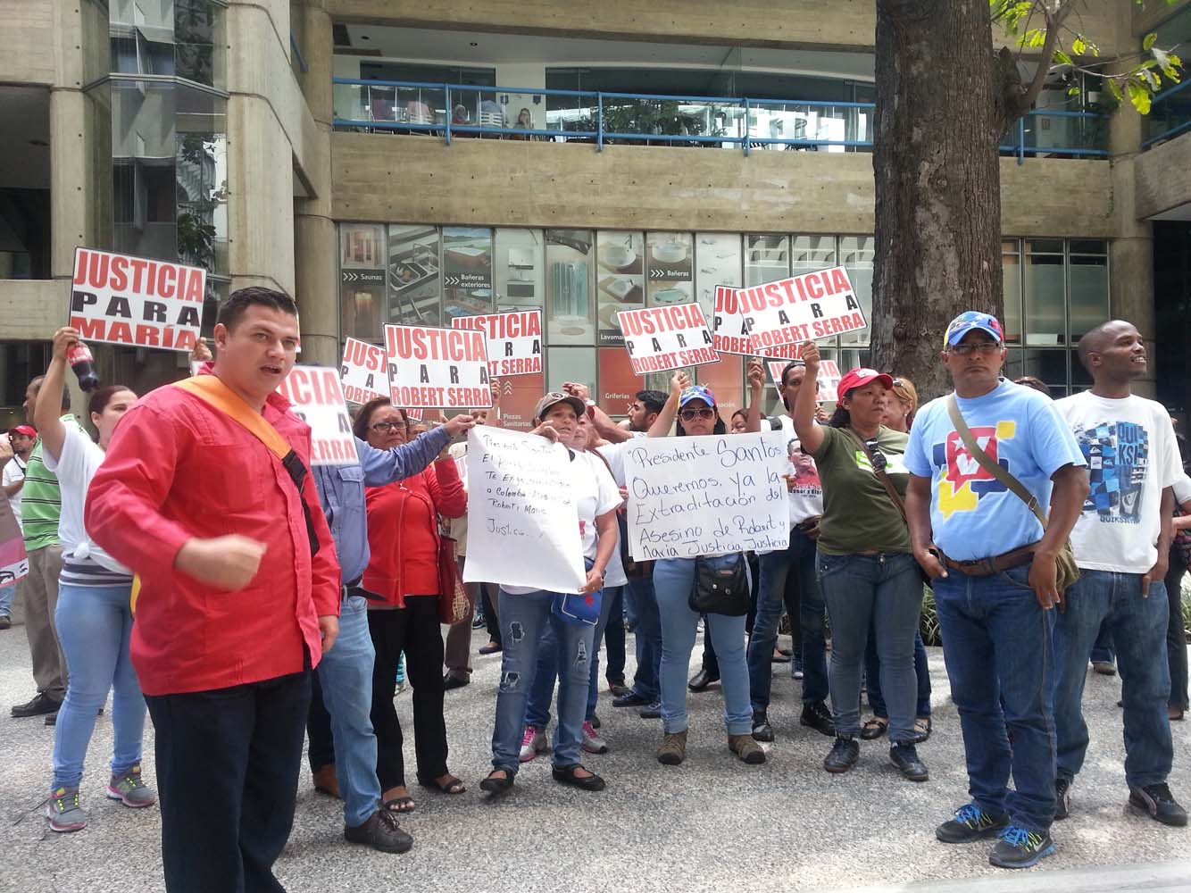 “Extradición”, gritan al frente de la embajada de Colombia en Caracas (Fotos)