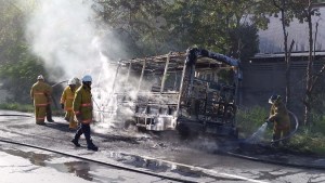 Se incendió autobús en el Distribuidor Mampote (Fotos)